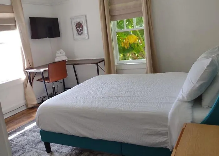 Corporate Comfort In Freetown - Spacious Homes For Work Crews