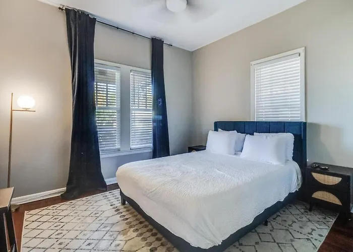Corporate Comfort In Freetown - Spacious Homes For Work Crews *
